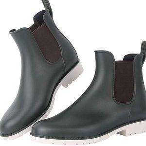 STYLISH GREEN COLORED RAIN BOOTS *NEW*